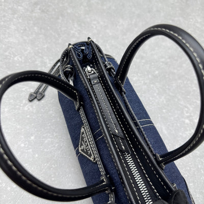 VAREL Denim Chic : Sac Mini Bowling en Jean et Cuir Noir avec Surpiqûres Contrastantes