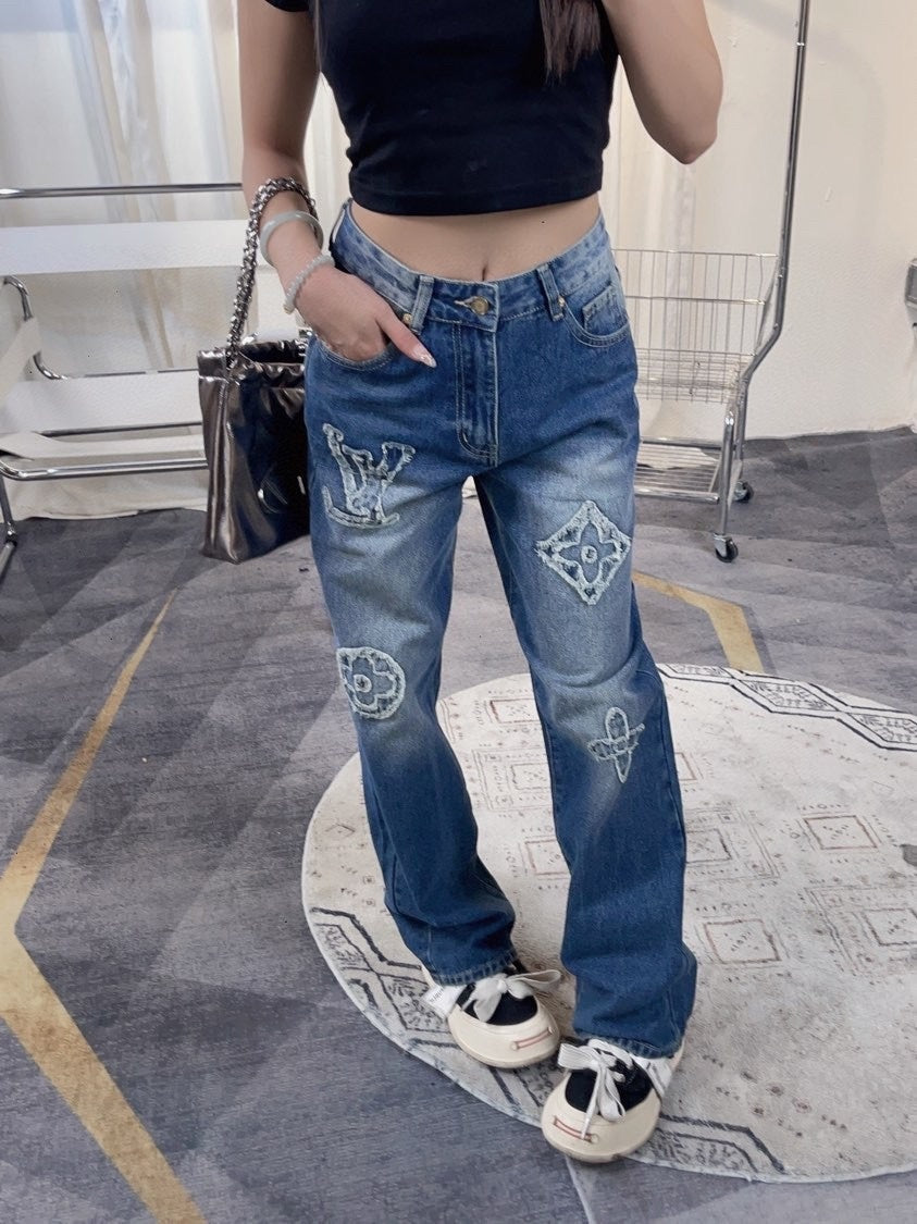 Le Pantalon Large Fluide : La Pièce Maîtresse pour une Allure Élancée et Sans Effort