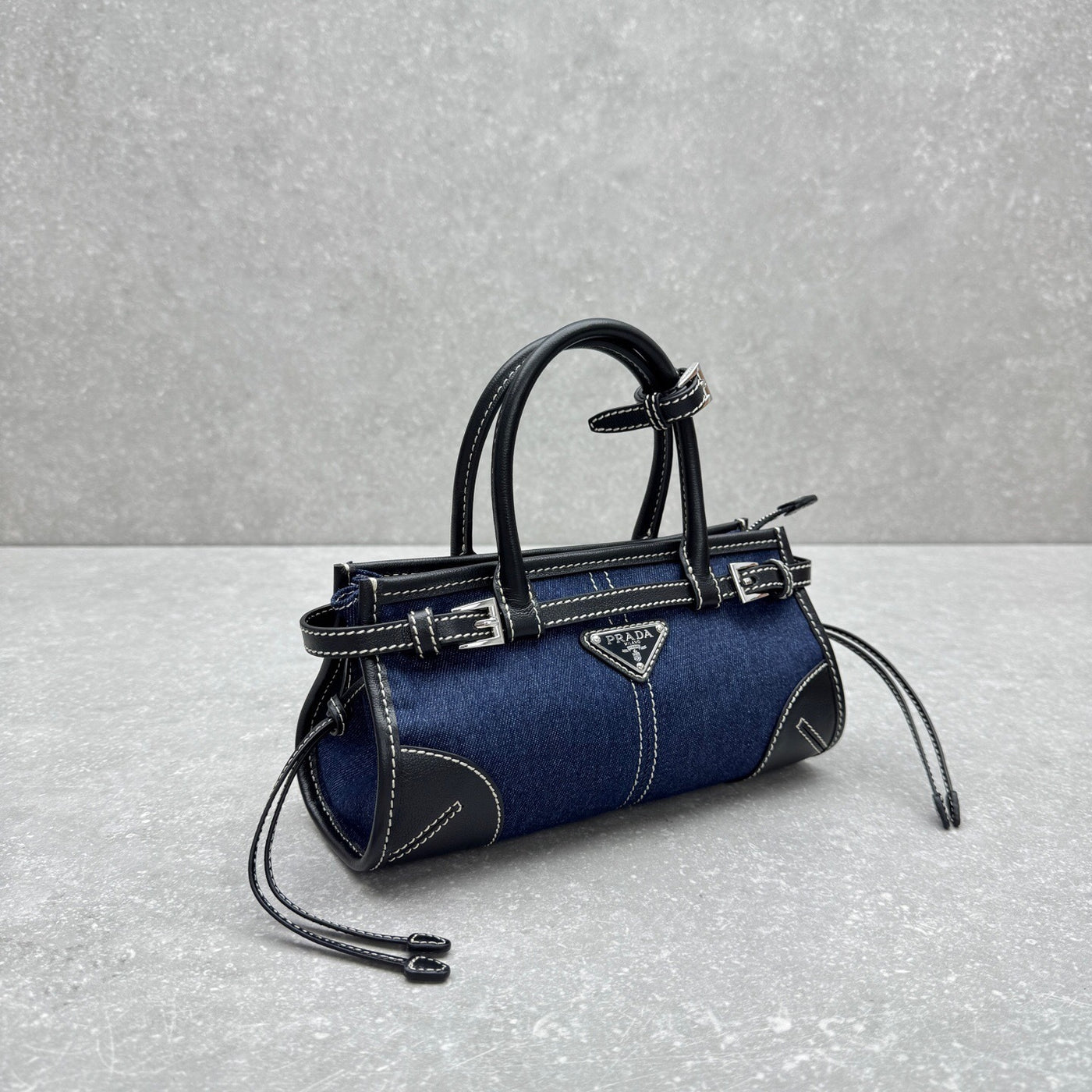 VAREL Denim Chic : Sac Mini Bowling en Jean et Cuir Noir avec Surpiqûres Contrastantes