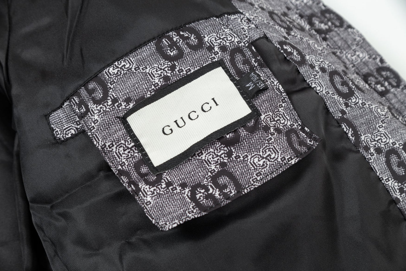 Le Confort Doré : La Doudoune Courte Sherpa