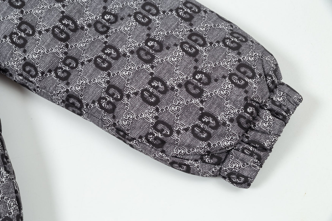 Le Confort Doré : La Doudoune Courte Sherpa