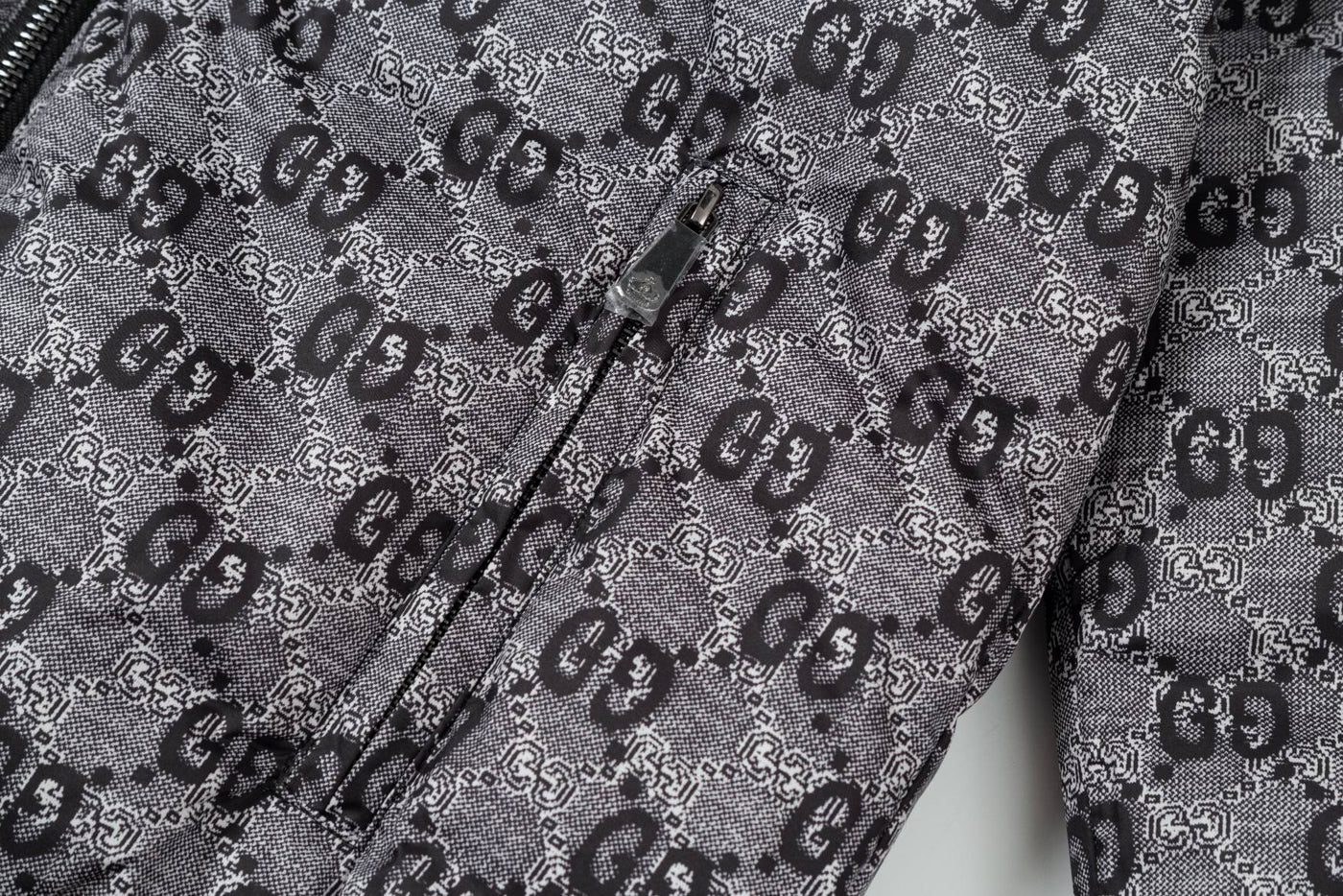 Le Confort Doré : La Doudoune Courte Sherpa