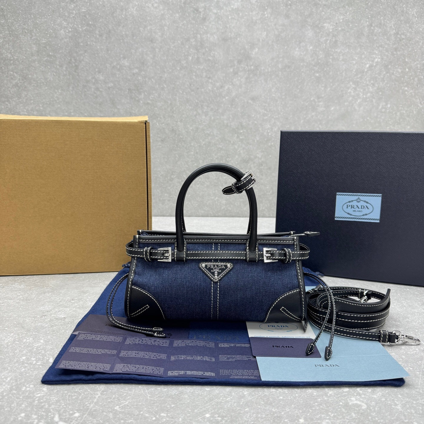 VAREL Denim Chic : Sac Mini Bowling en Jean et Cuir Noir avec Surpiqûres Contrastantes