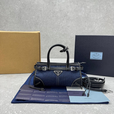 VAREL Denim Chic : Sac Mini Bowling en Jean et Cuir Noir avec Surpiqûres Contrastantes