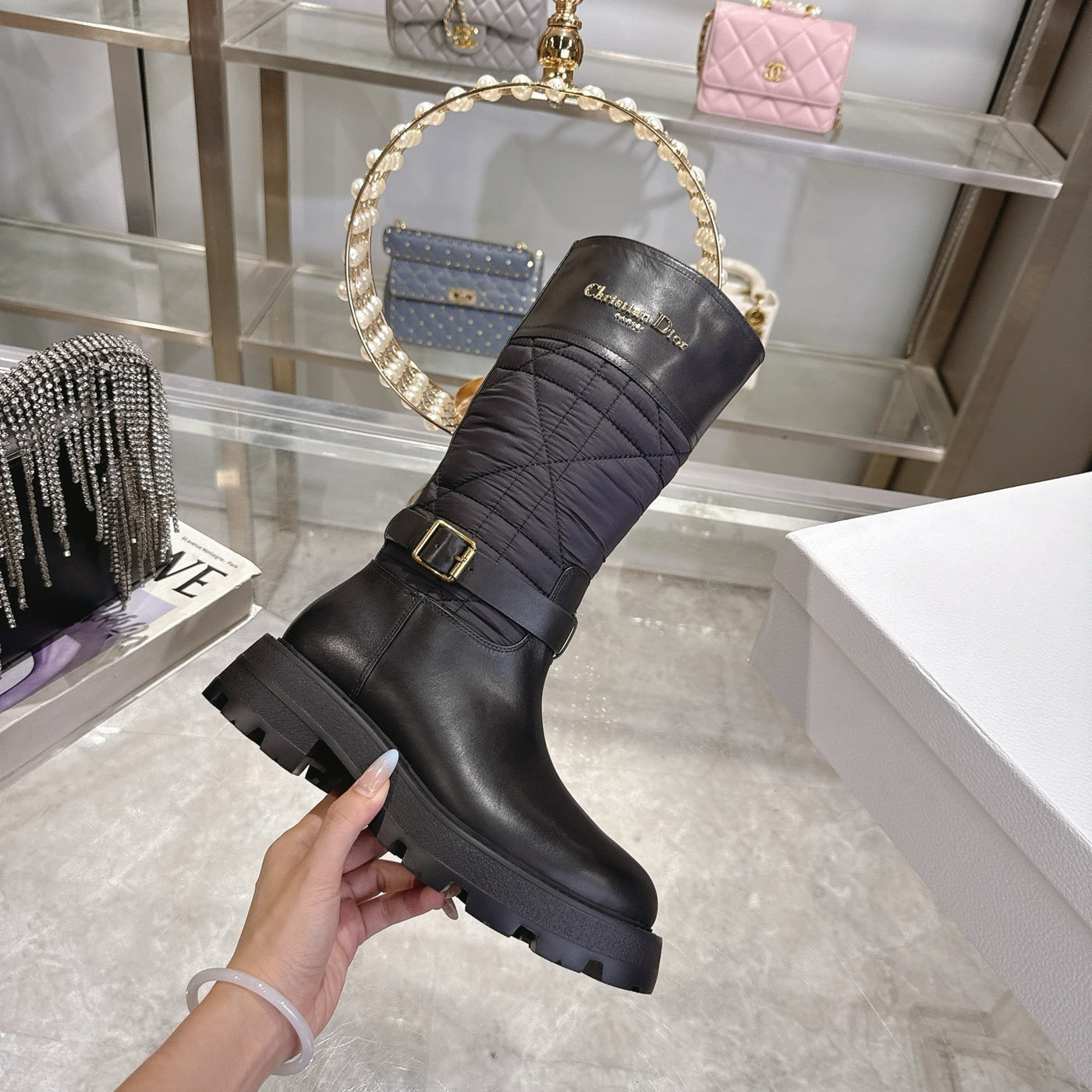 La Botte Matelassée Haute Couture : L'Allure Parisienne Audacieuse et Déterminée