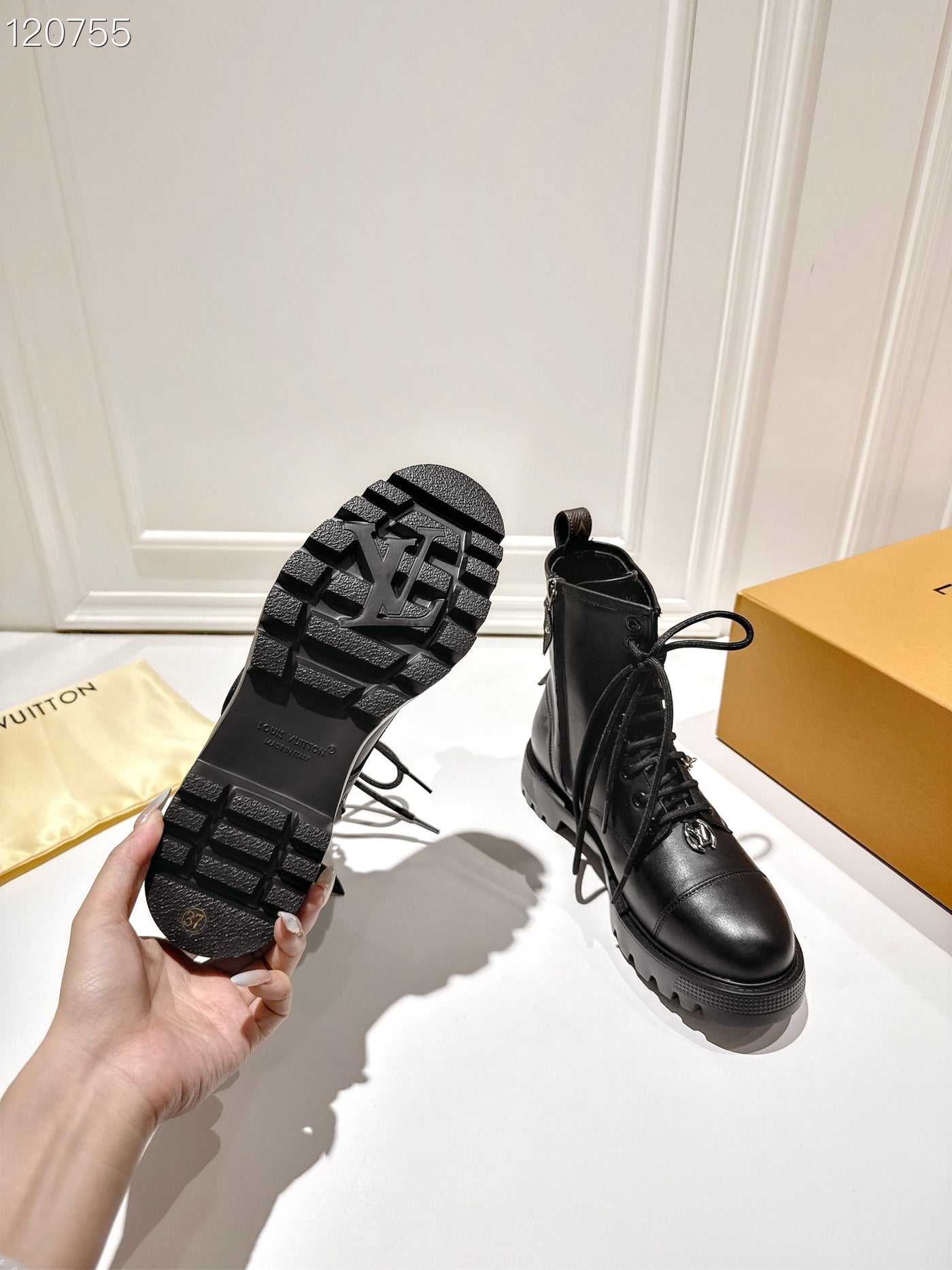 La Botte Velours Signée : Le Motif Iconique au Service du Luxe Décontracté