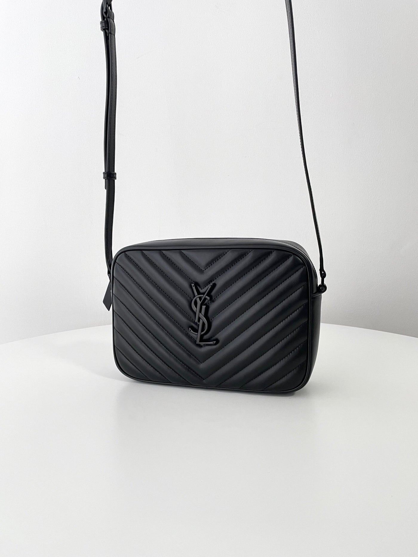 VAREL Rock Chic : Sac Bandoulière Camera Noir Chevron et Métal Argenté