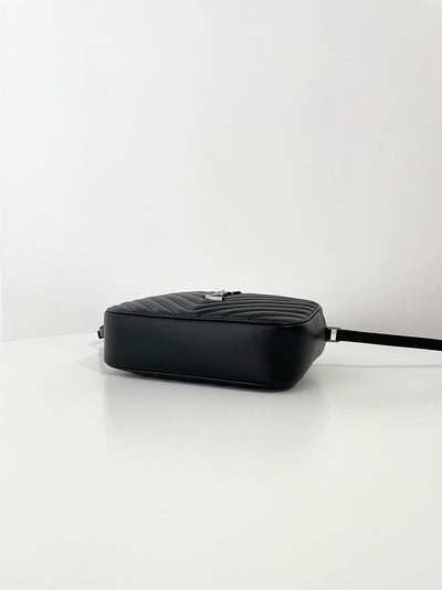 VAREL Rock Chic : Sac Bandoulière Camera Noir Chevron et Métal Argenté