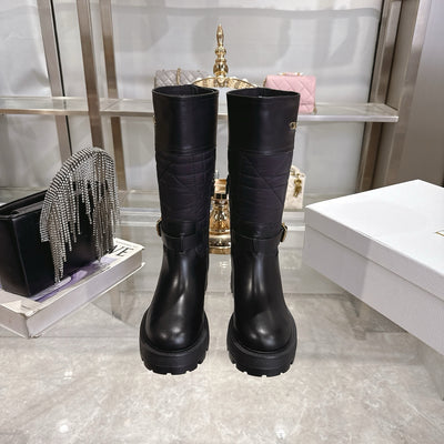 La Botte Matelassée Haute Couture : L'Allure Parisienne Audacieuse et Déterminée