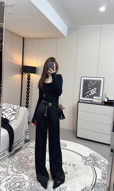 Le Pantalon Droit Noir : L'Essence du Chic Minimaliste et Intemporel