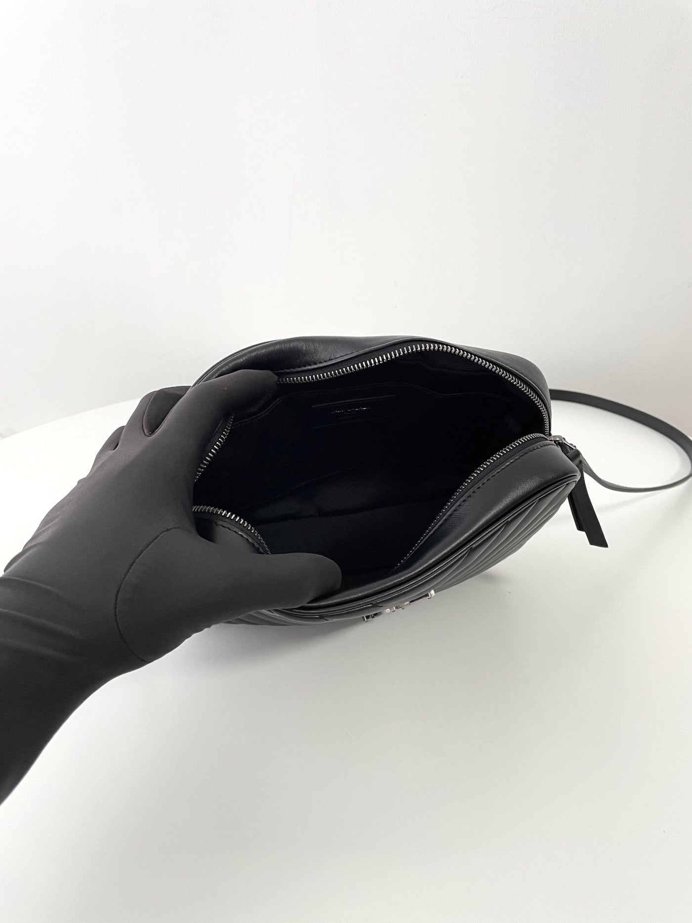 VAREL Rock Chic : Sac Bandoulière Camera Noir Chevron et Métal Argenté