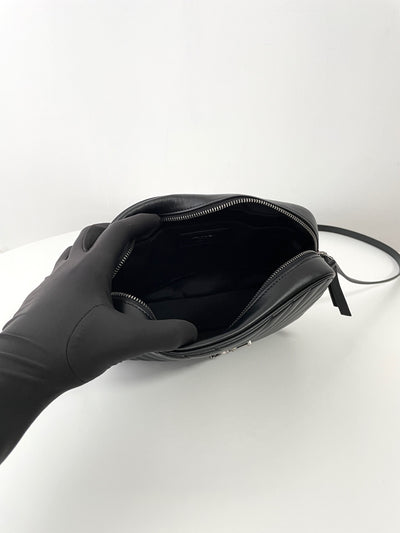 VAREL Rock Chic : Sac Bandoulière Camera Noir Chevron et Métal Argenté