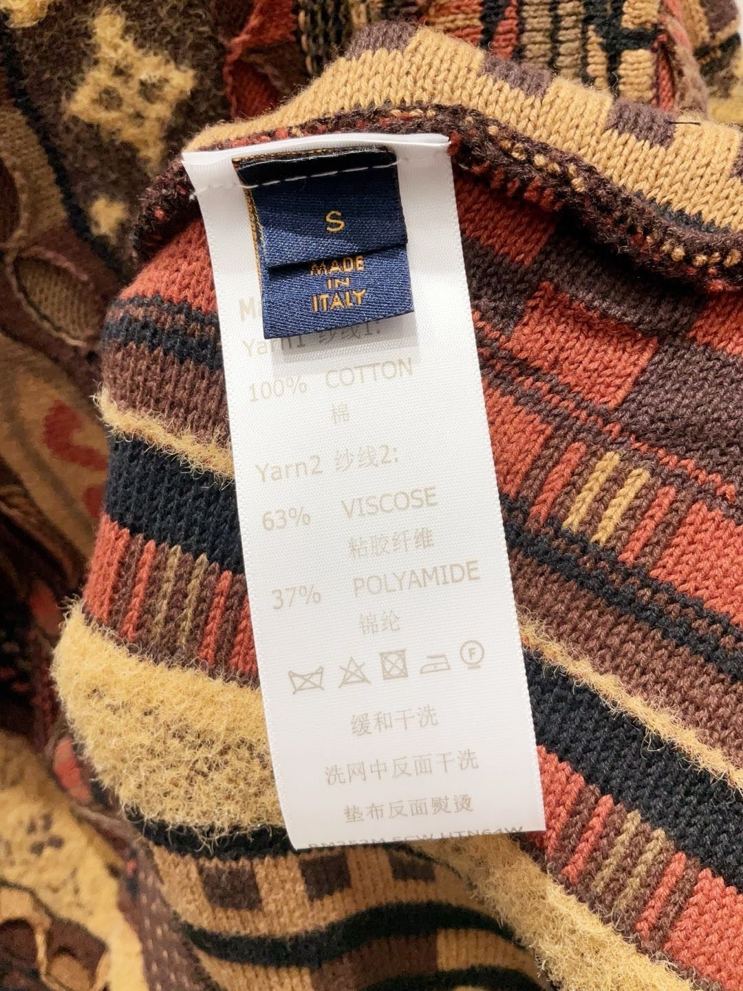 L'Élégance Intemporelle : Maille Sculpturale, Style Unique.