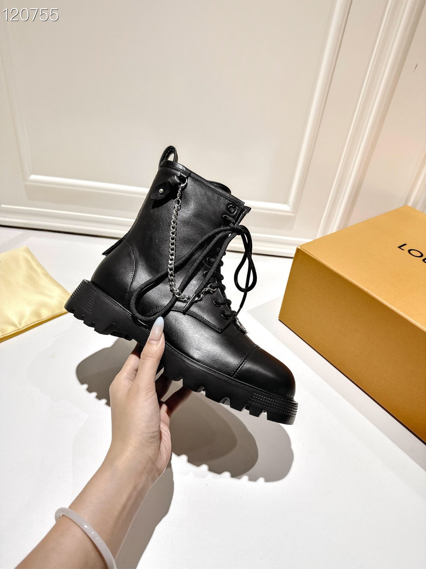 La Botte Velours Signée : Le Motif Iconique au Service du Luxe Décontracté