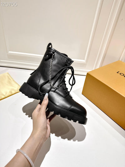 La Botte Velours Signée : Le Motif Iconique au Service du Luxe Décontracté