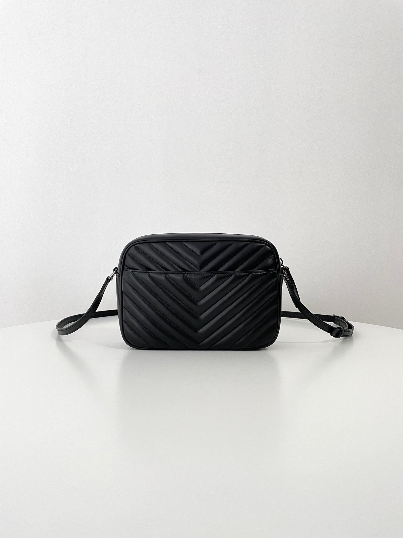 VAREL Rock Chic : Sac Bandoulière Camera Noir Chevron et Métal Argenté