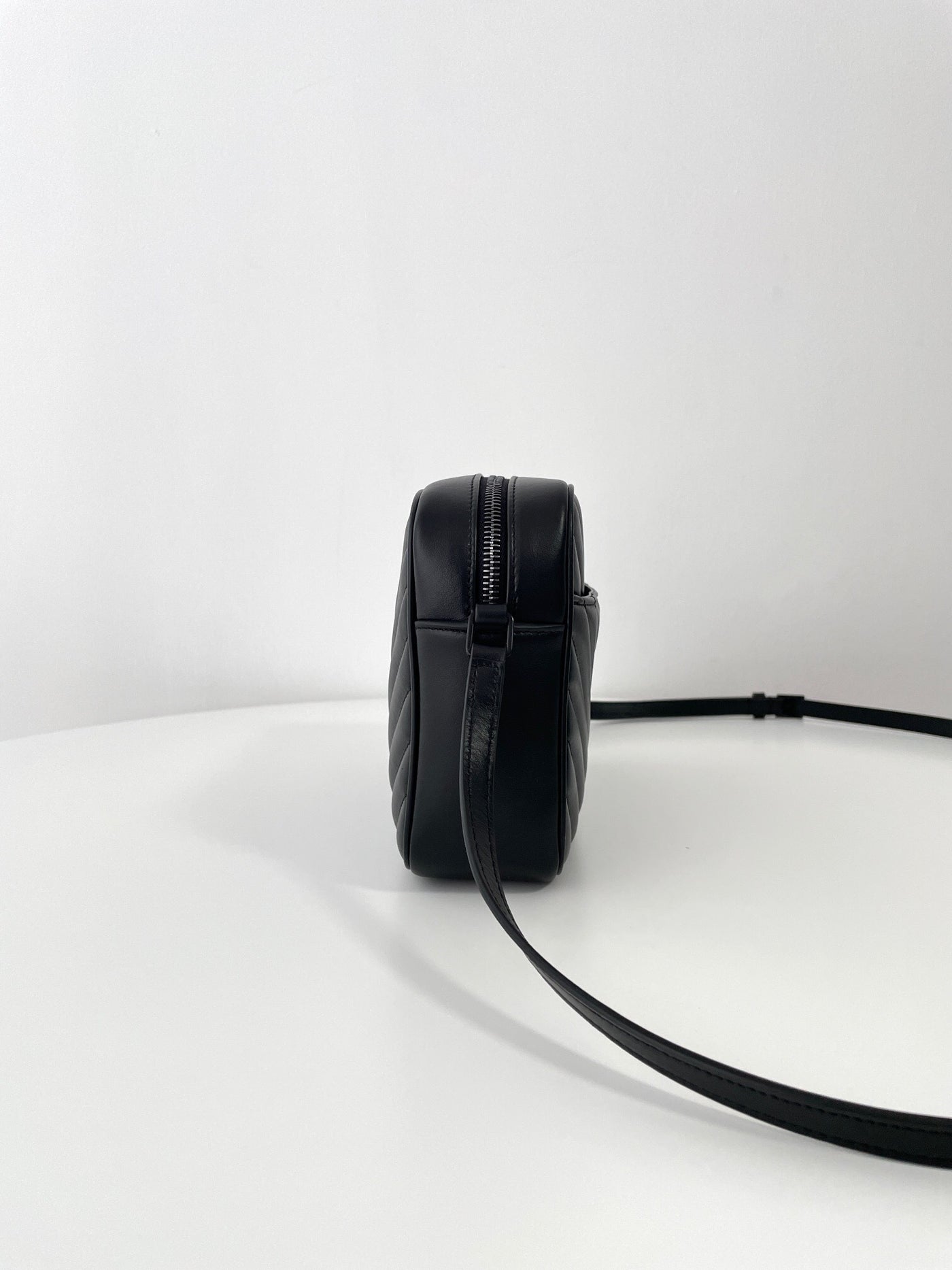 VAREL Rock Chic : Sac Bandoulière Camera Noir Chevron et Métal Argenté