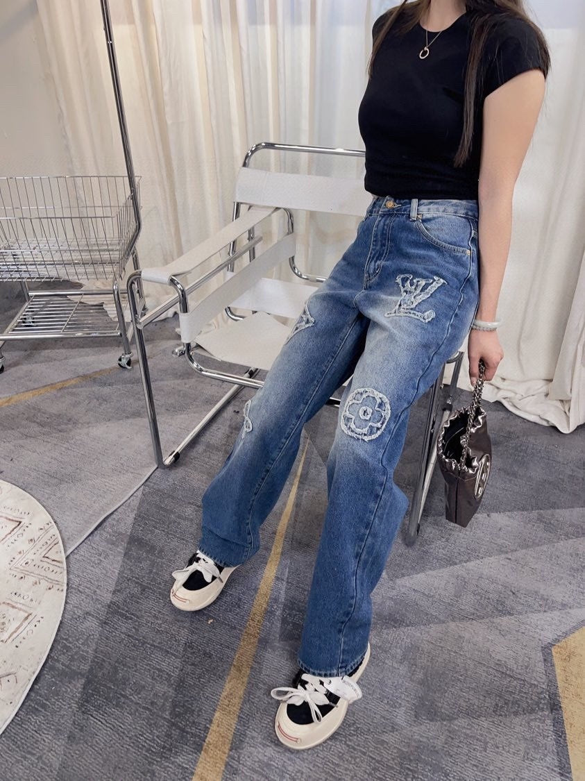 Le Pantalon Large Fluide : La Pièce Maîtresse pour une Allure Élancée et Sans Effort