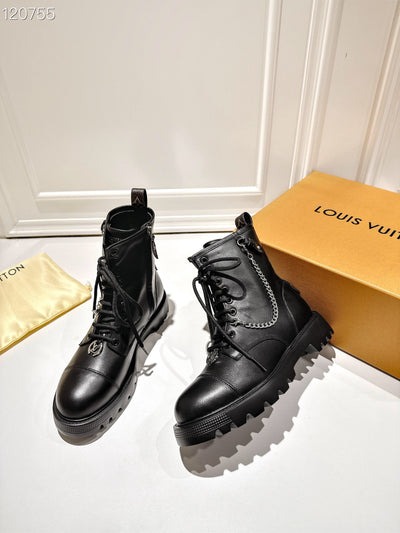 La Botte Velours Signée : Le Motif Iconique au Service du Luxe Décontracté