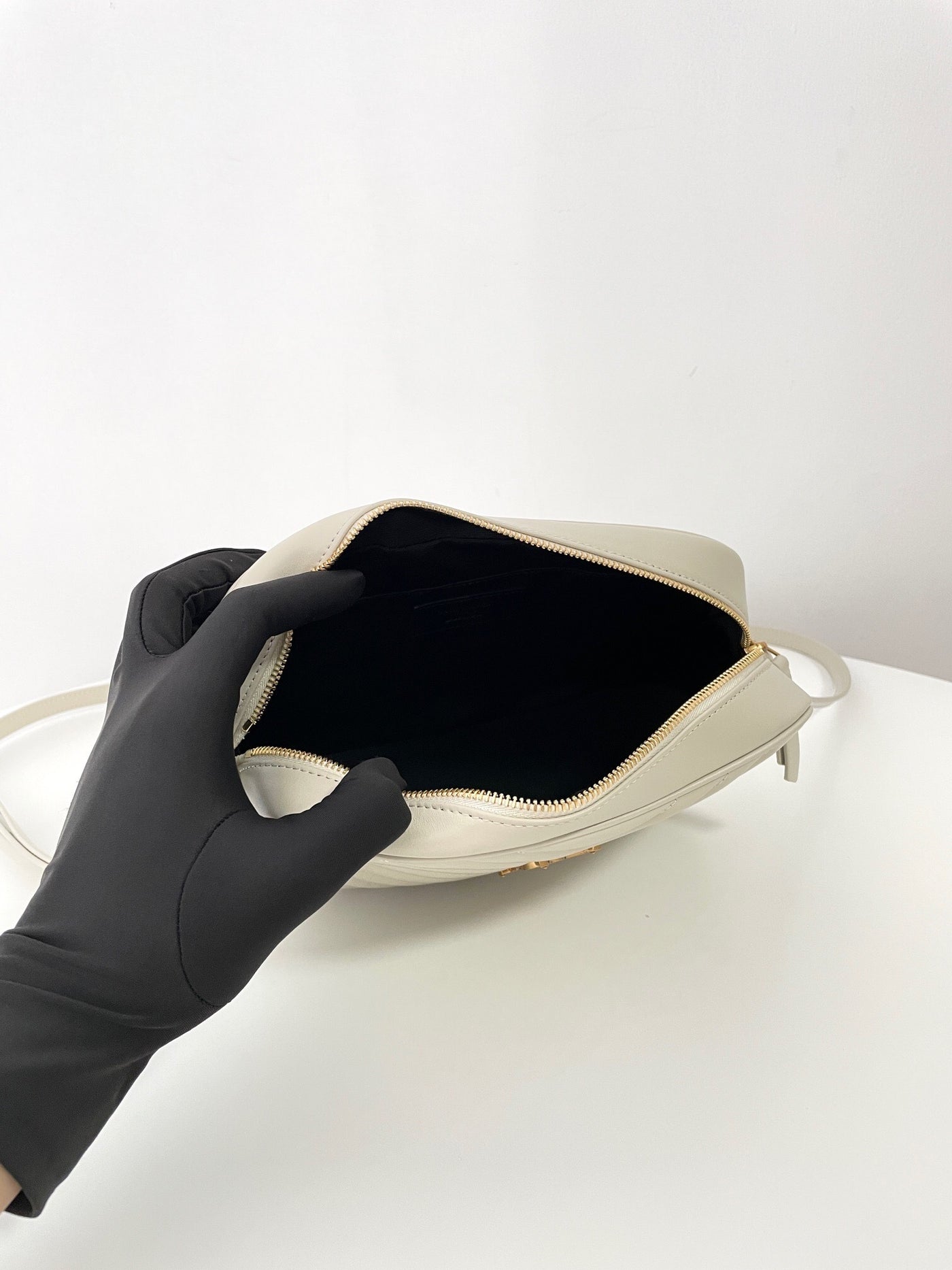 VAREL Lumière Douce : Sac Bandoulière Camera Crème Matelassé et Métal Doré