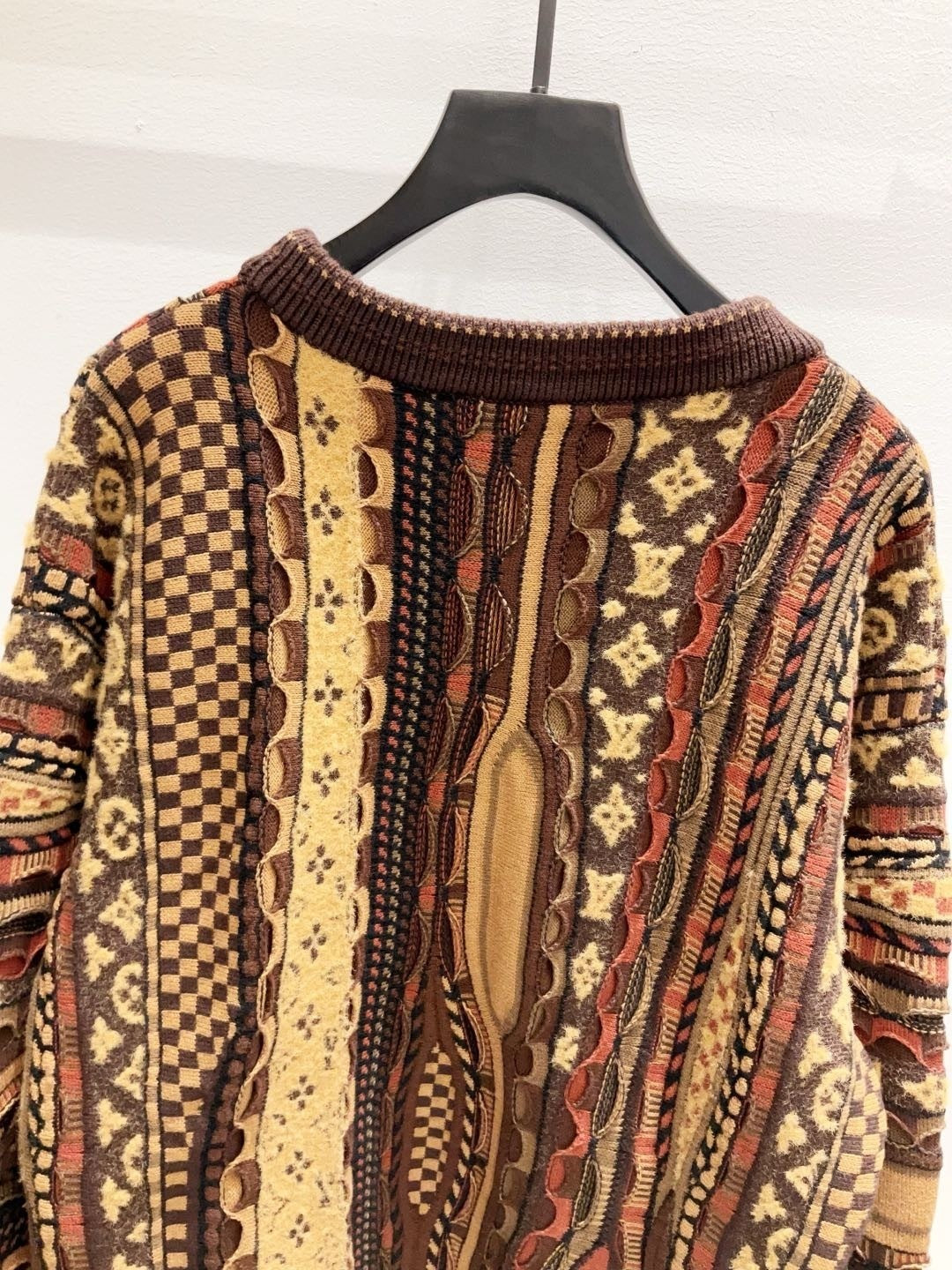 L'Élégance Intemporelle : Maille Sculpturale, Style Unique.