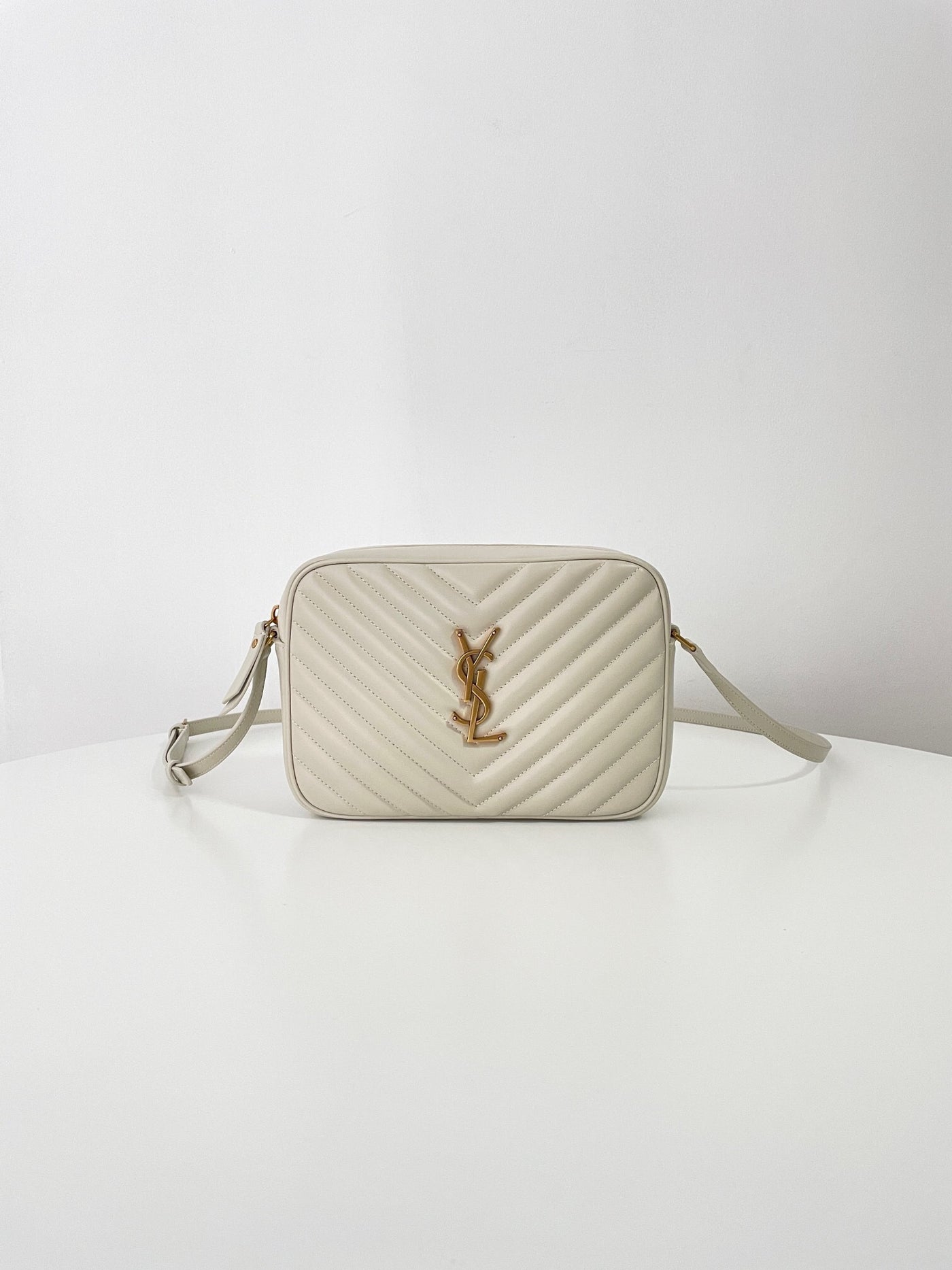 VAREL Lumière Douce : Sac Bandoulière Camera Crème Matelassé et Métal Doré