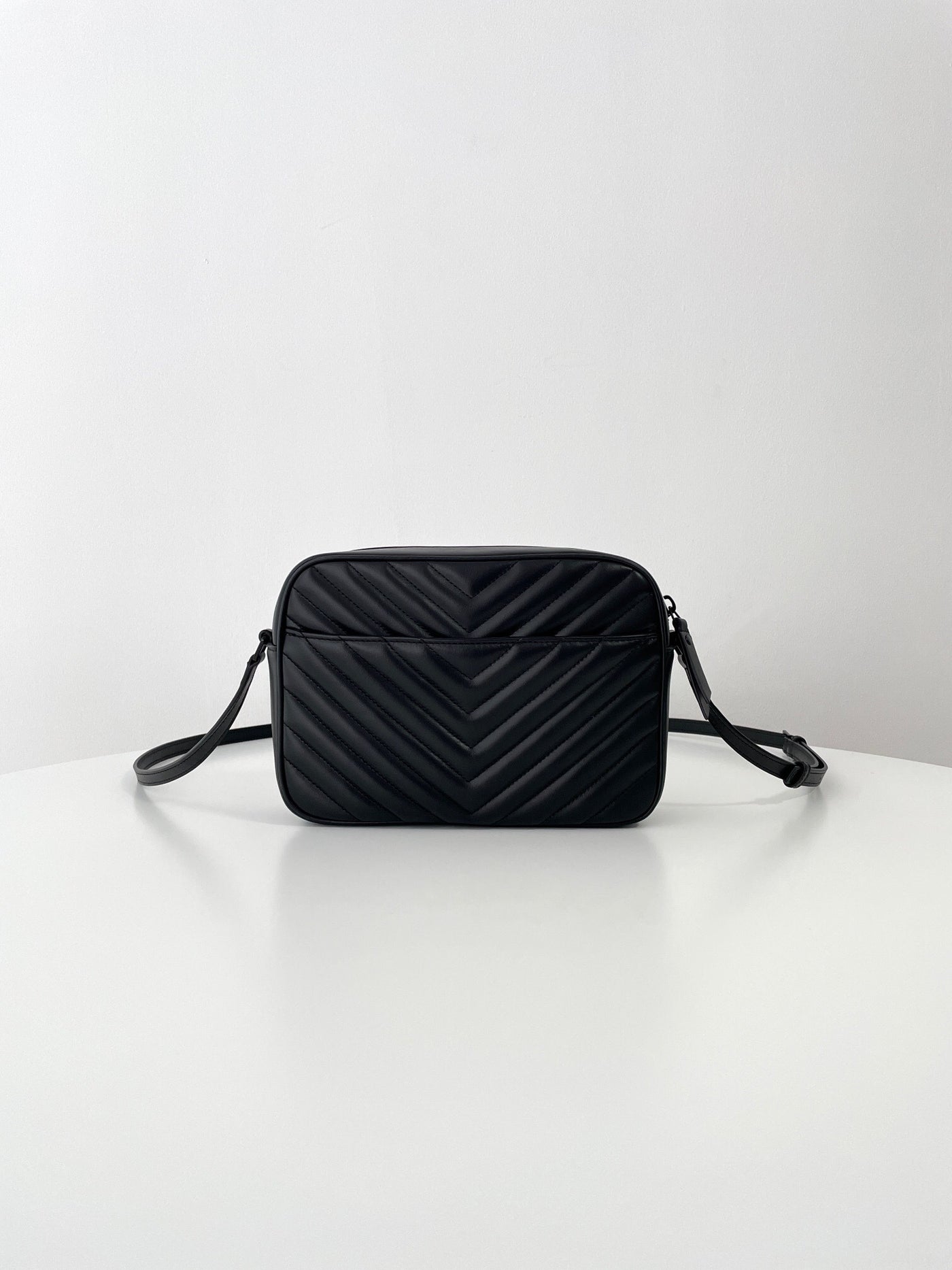 VAREL Rock Chic : Sac Bandoulière Camera Noir Chevron et Métal Argenté
