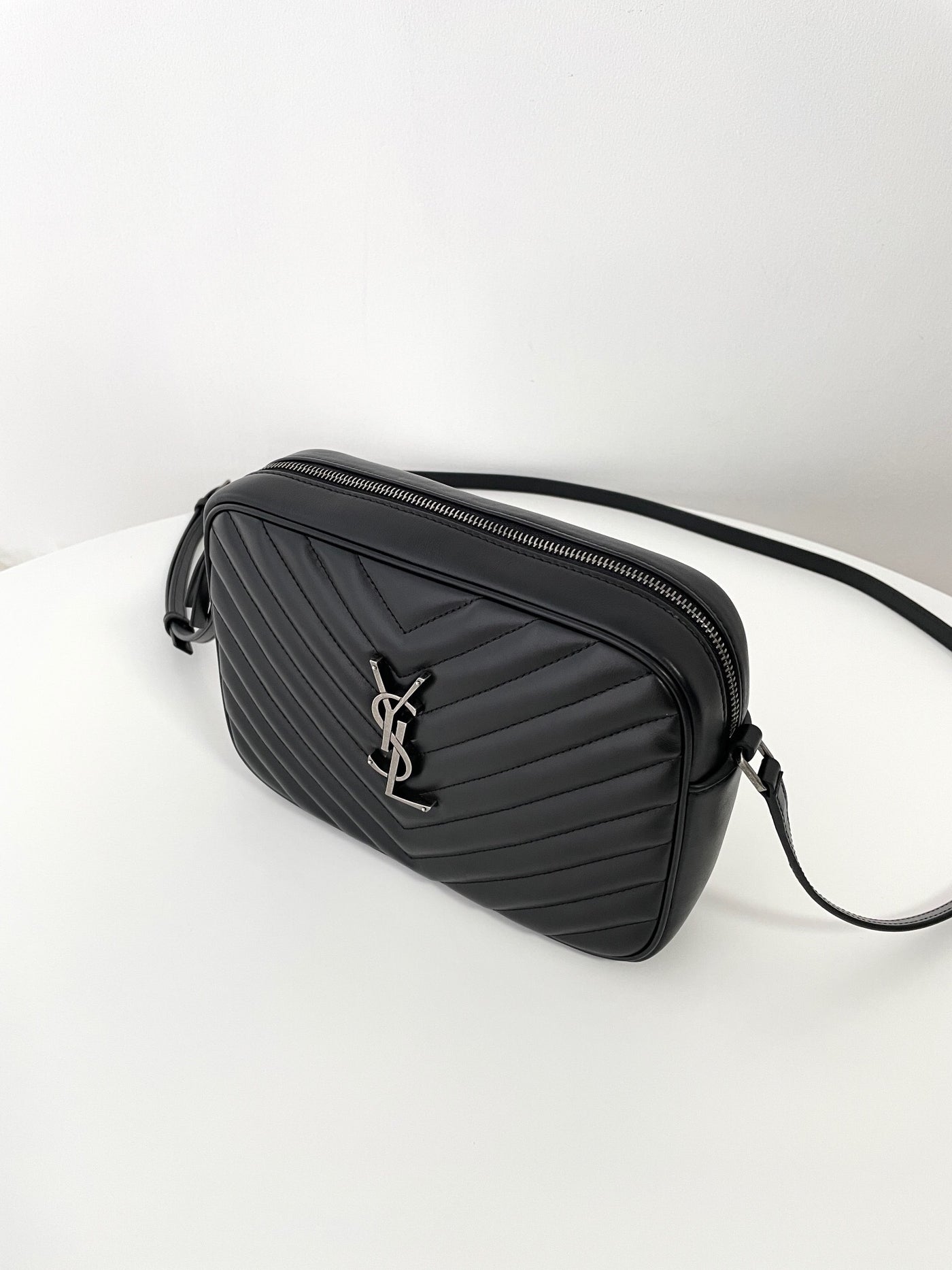 VAREL Rock Chic : Sac Bandoulière Camera Noir Chevron et Métal Argenté