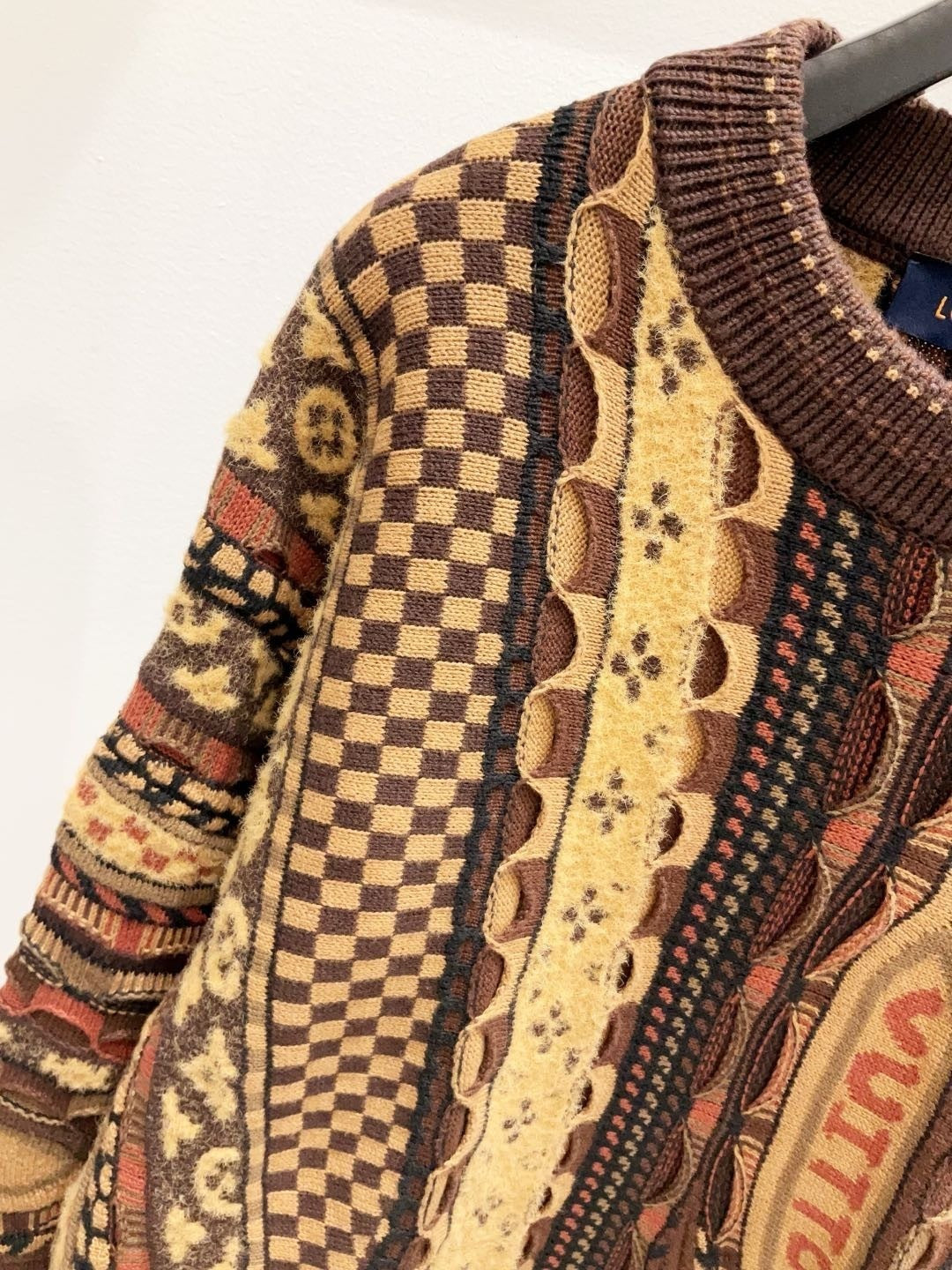 L'Élégance Intemporelle : Maille Sculpturale, Style Unique.