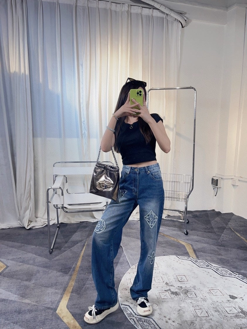 Le Pantalon Large Fluide : La Pièce Maîtresse pour une Allure Élancée et Sans Effort