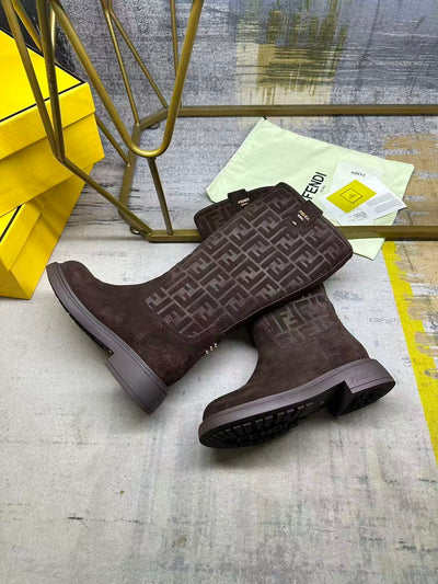 La Botte Haute Signature : Affirmez Votre Style Luxe avec Confort et Audace