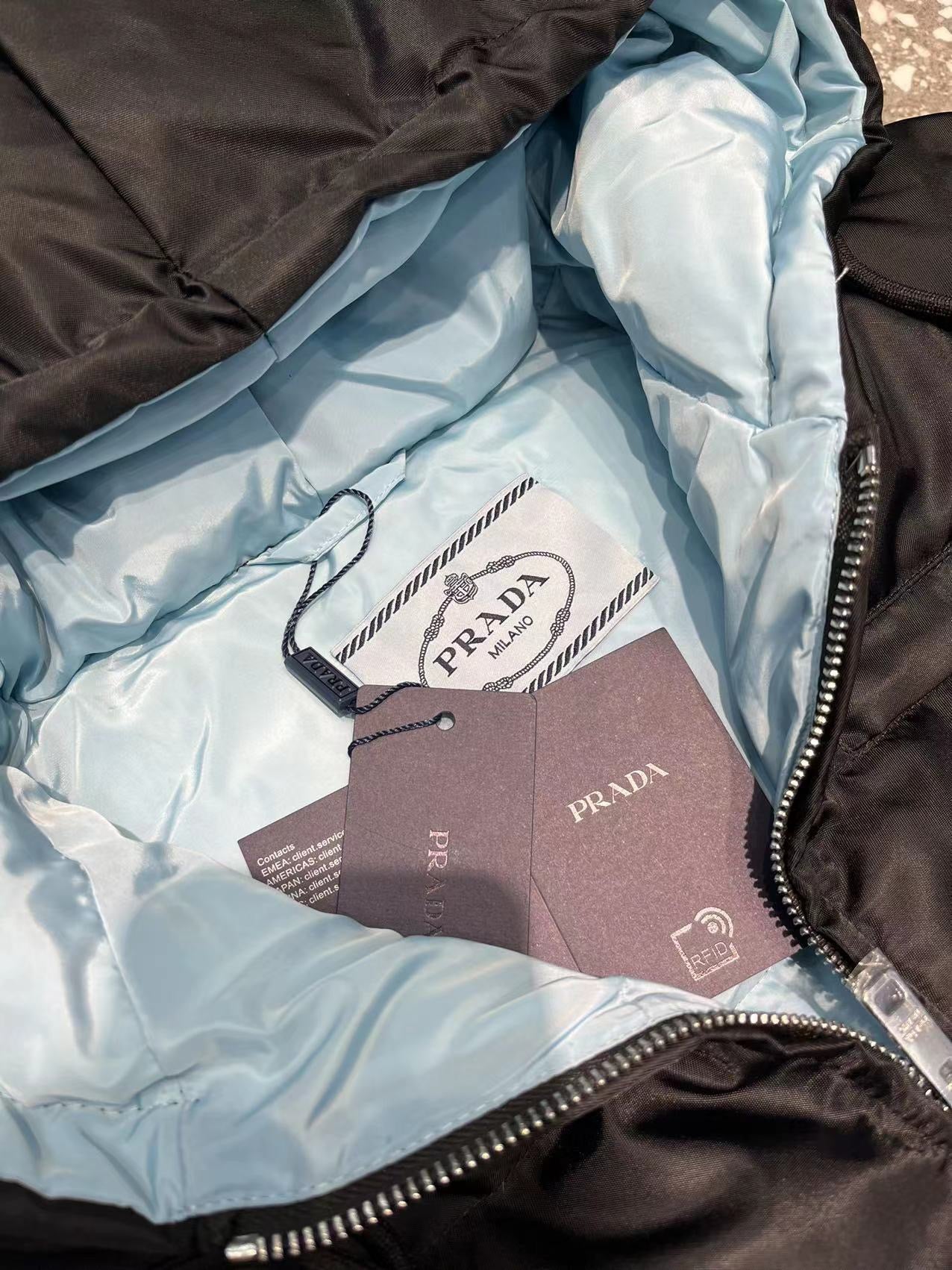 L'Édition Bicolore : Maîtrise du Volume et de la Lumière