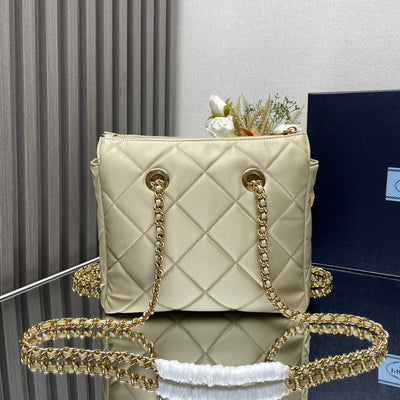 L'Accessoire Parfait : Chic Matelassé et Métal Précieux.