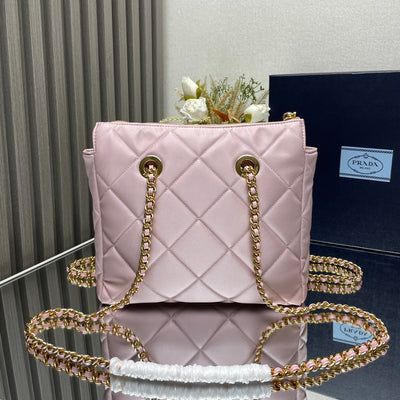 L'Accessoire Parfait : Chic Matelassé et Métal Précieux.