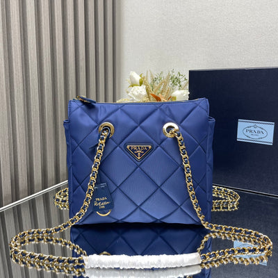 L'Accessoire Parfait : Chic Matelassé et Métal Précieux.