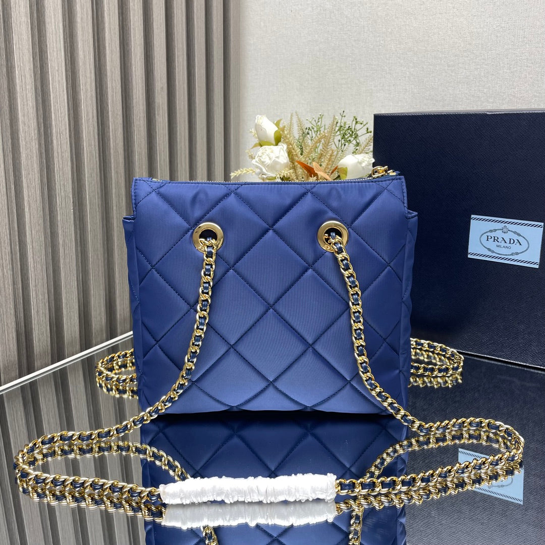 L'Accessoire Parfait : Chic Matelassé et Métal Précieux.