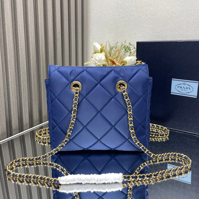 L'Accessoire Parfait : Chic Matelassé et Métal Précieux.