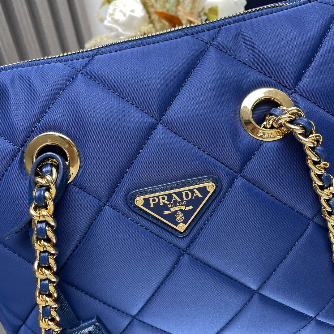 L'Accessoire Parfait : Chic Matelassé et Métal Précieux.