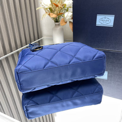 L'Accessoire Parfait : Chic Matelassé et Métal Précieux.