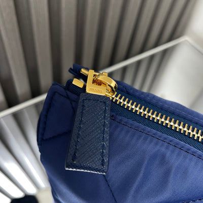 L'Accessoire Parfait : Chic Matelassé et Métal Précieux.