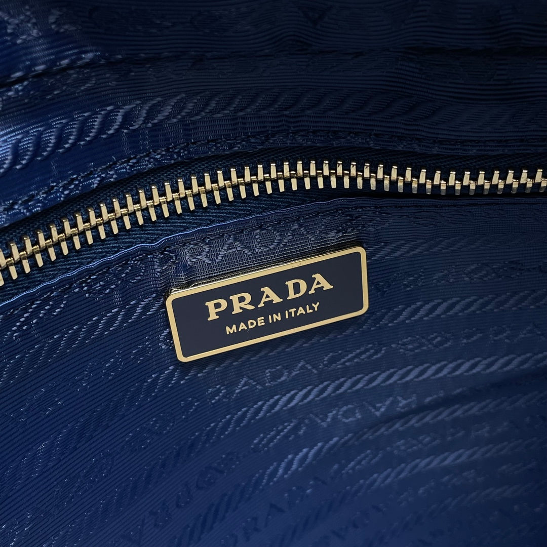 L'Accessoire Parfait : Chic Matelassé et Métal Précieux.