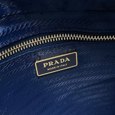 L'Accessoire Parfait : Chic Matelassé et Métal Précieux.