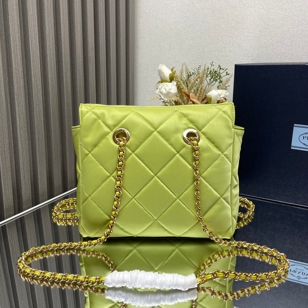 L'Accessoire Parfait : Chic Matelassé et Métal Précieux.