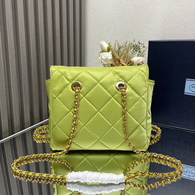 L'Accessoire Parfait : Chic Matelassé et Métal Précieux.