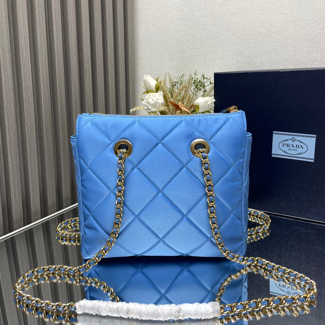 L'Accessoire Parfait : Chic Matelassé et Métal Précieux.