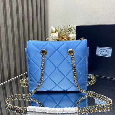 L'Accessoire Parfait : Chic Matelassé et Métal Précieux.