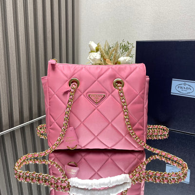 L'Accessoire Parfait : Chic Matelassé et Métal Précieux.