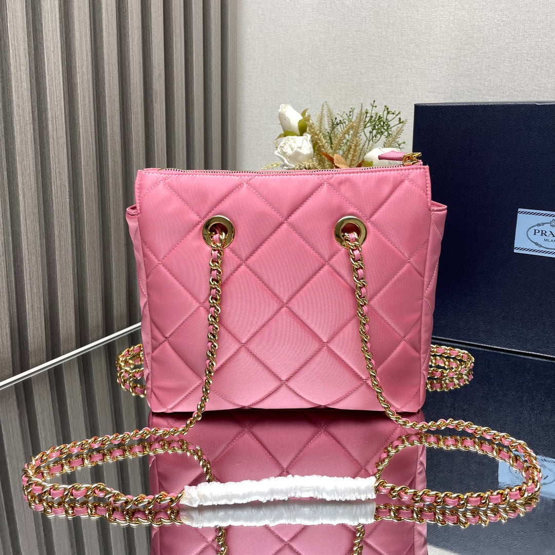 L'Accessoire Parfait : Chic Matelassé et Métal Précieux.