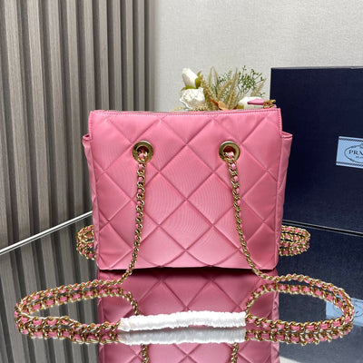 L'Accessoire Parfait : Chic Matelassé et Métal Précieux.