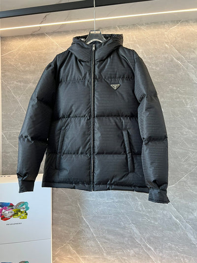 Déclaration Subtile : La Doudoune Monogramme Noir Absolu